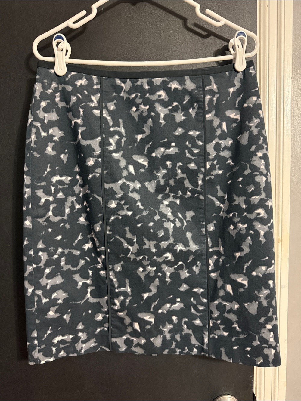 Ann Taylor Loft Pencil Skirt Size: 8 Back Zipper